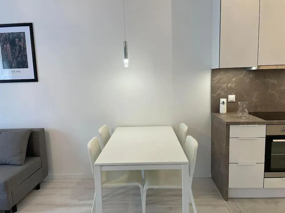 Apartment With Private Parking وارسو