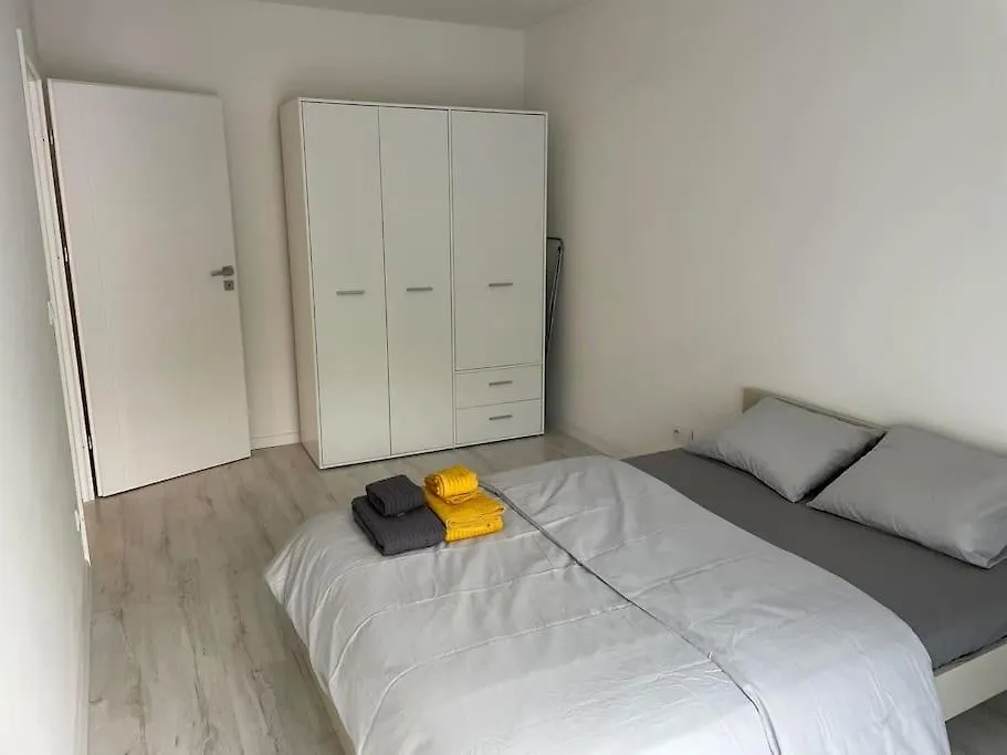 Apartment With Private Parking وارسو