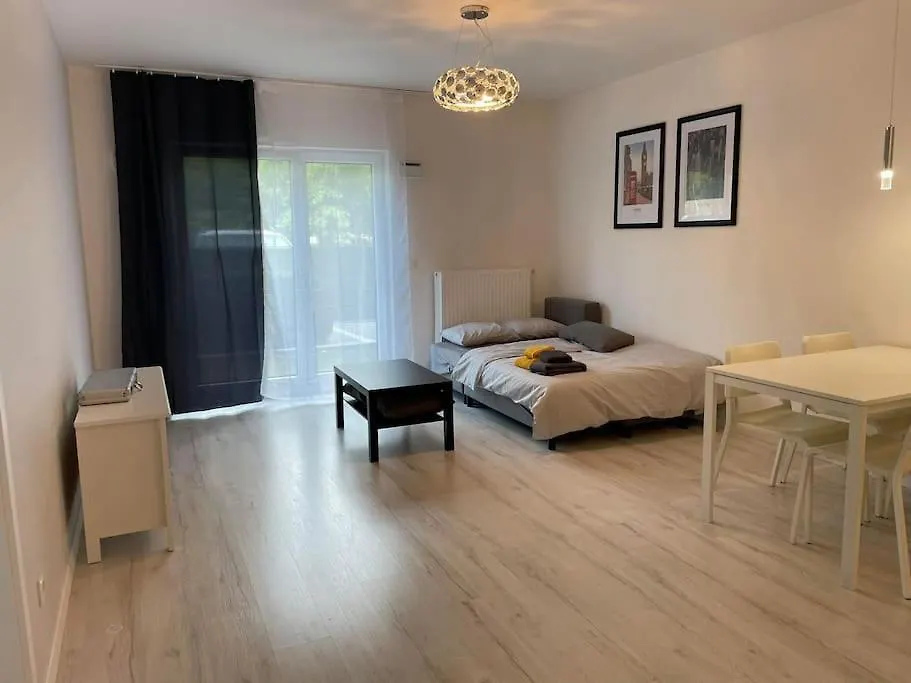 Apartment With Private Parking وارسو 0*,