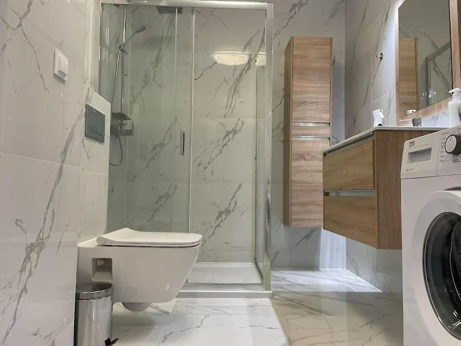 Apartment With Private Parking وارسو
